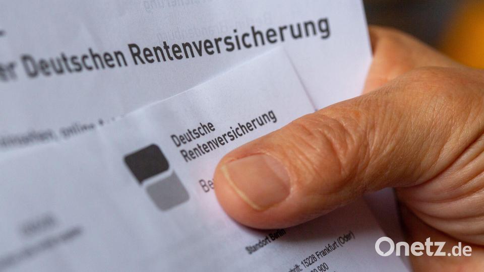 Was kommt im Alter aufs Konto? Die Frage treibt viele Menschen um. (Archivbild) Bild: Fernando Gutierrez-Juarez/dpa