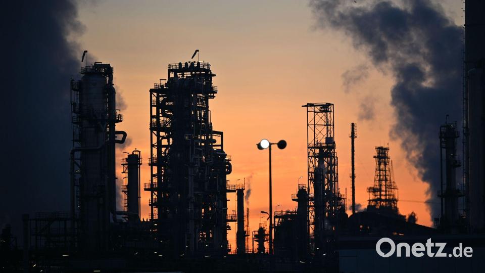 Die Kapazitäten der europäischen Raffinerien sollen voll genutzt werden, schreibt die EU-Kommission. (Symbolbild) Bild: Katharina Kausche/dpa