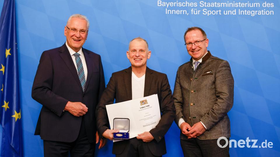 Peter Dehling, Schwimmlegende aus Weiden (Mitte), hat die Ehrenmedaille für besondere Verdienste um den Sport bekommen. Links im Bild Innenminister Joachim Herrmann, rechts Jörg Ammon, BLSV-Präsident. Bild: Alexandra Beier