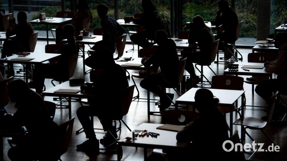 Nach dem „ausgefallenen“ Jahrgang 2025 treten nun wieder rund 29.000 Kandidatinnen und Kandidaten an. (Archivbild) Bild: Sven Hoppe/dpa