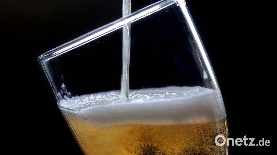 Es wird immer weniger alkoholhaltiges Bier getrunken. (Symbolbild) Bild: Roland Weihrauch/dpa