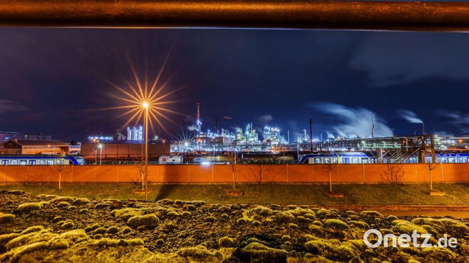 Industriepark Höchst in Frankfurt: Die Chemiebranche steht unter Druck. (Archivbild) Bild: Andreas Arnold/dpa