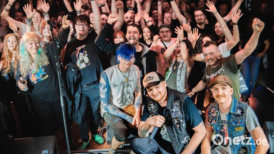 Beim Jubiläumskonzert von AKD war der Trio Club in Amberg bis auf den letzten Platz gerappelt voll. Bild: Christian Hertel