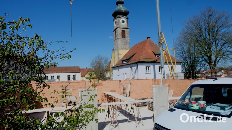 Der Erweiterungsbau des Kindergartens St. Johannes Maria Vianney verändert das Gesamtbild des Pfarrzentrums der katholischen Kirchengemeinde. Bild: Fred Lehner