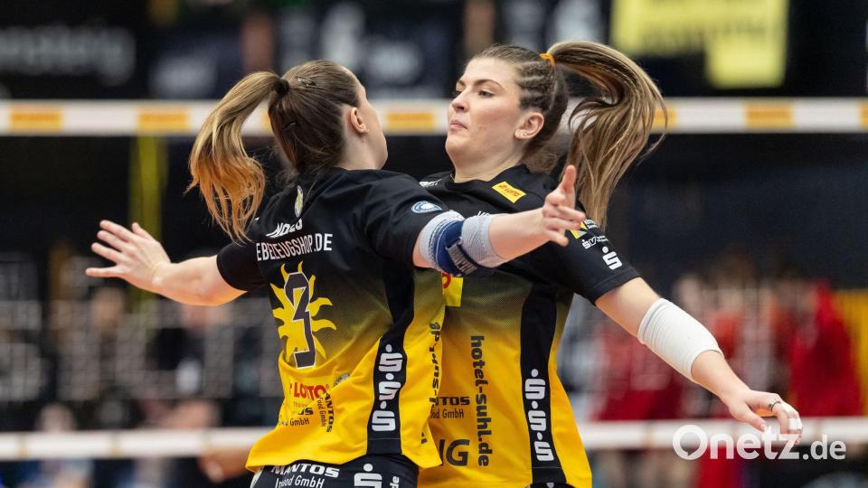 Haben viel zu feiern: Lara Nagels (l) und Mckenzie Foley vom VfB Suhl Bild: Michael Reichel/dpa