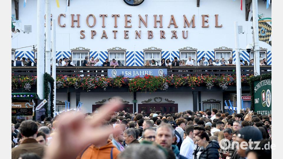 Soll das traditionsreiche Schottenhamel-Festzelt, seit 150 Jahren in Familienhand, europaweit ausgeschrieben werden? Archivbild: Felix Hörhager/dpa