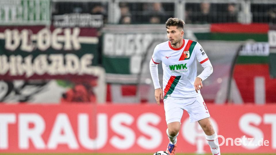 Augsburgs Elvis Rexhbecaj wechselt zu seinem Jugendclub zurück. (Archivbild) Bild: Harry Langer/dpa