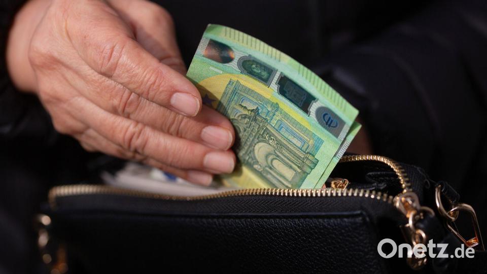 Private Vorsorge ist ein wichtiger Baustein für den Ruhestand. (Symbolbild) Bild: Fernando Gutierrez-Juarez/dpa