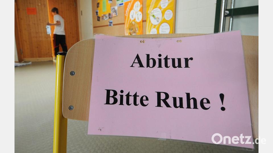 Alle müssen drei schriftliche und zwei mündliche Prüfungen absolvieren. (Archivbild) Bild: picture alliance / Armin Weigel/dpa