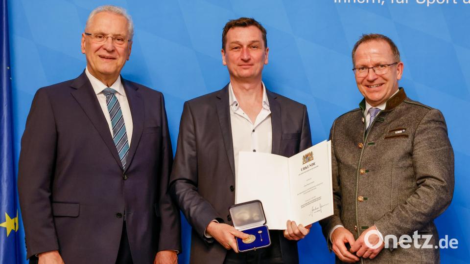 Der Weidener Kanut Marcus Rudnik (Mitte) hat die Ehrenmedaille für besondere Verdienste um den Sport bekommen. Links im Bild: Innenminister Joachim Herrmann, rechts BLSV-Präsident Jörg Ammon. Bild: Alexandra Beier
