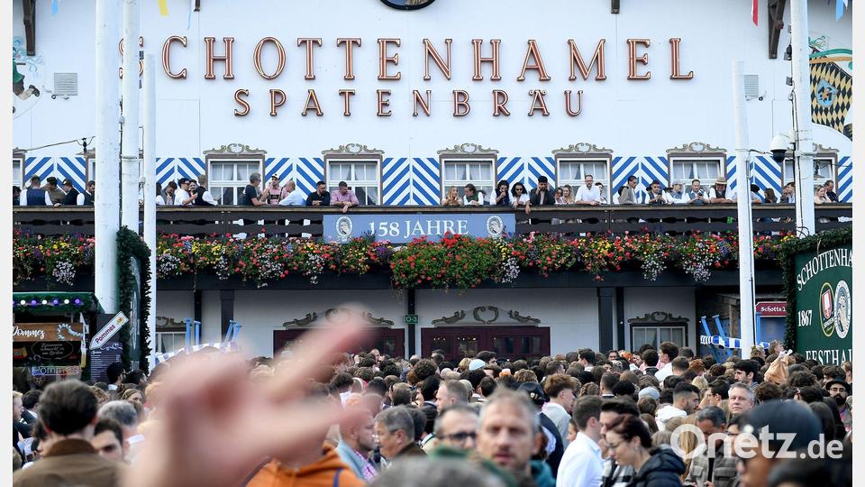 Soll das traditionsreiche Schottenhamel-Festzelt, seit 150 Jahren in Familienhand, europaweit ausgeschrieben werden? (Archivbild) Bild: Felix Hörhager/dpa