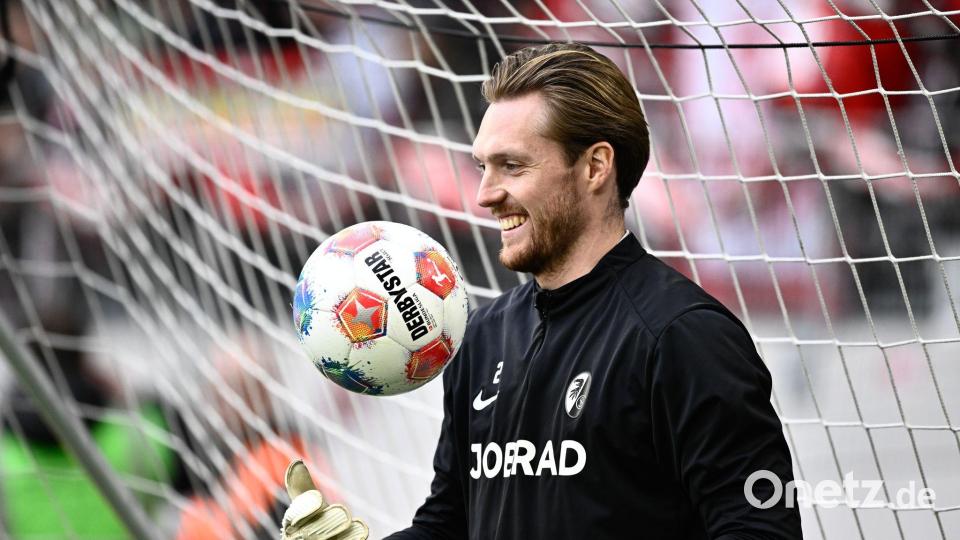 Florian Müller wird auch im Halbfinale des DFB-Pokals das SC-Tor hüten. (Archivbild) Bild: Silas Stein/dpa