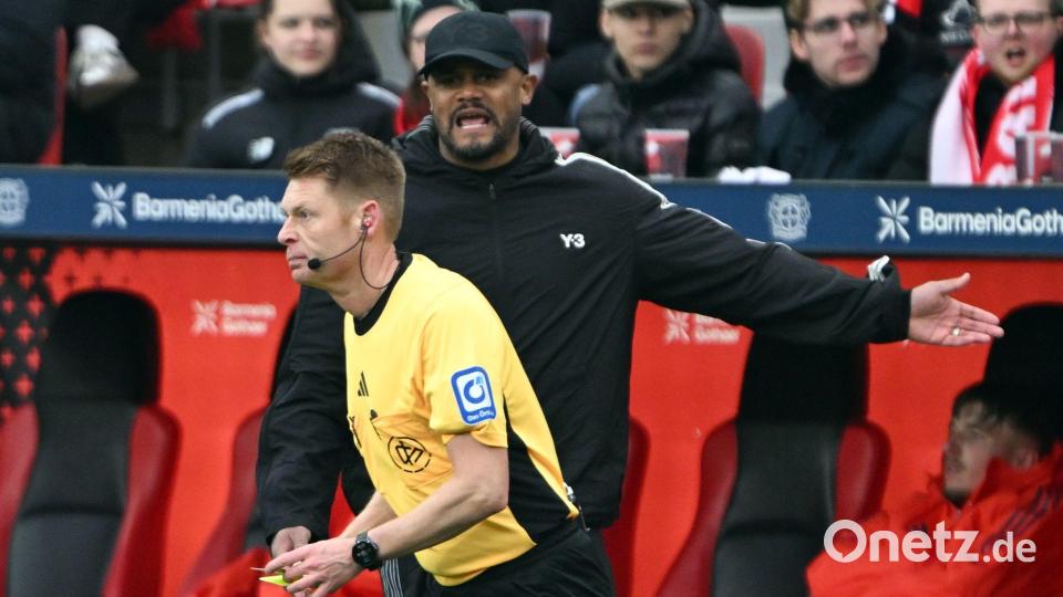 Bayern-Trainer Vincent Kompany spricht mit Schiedsrichter Christian Dingert. (Archivbild) Bild: Federico Gambarini/dpa