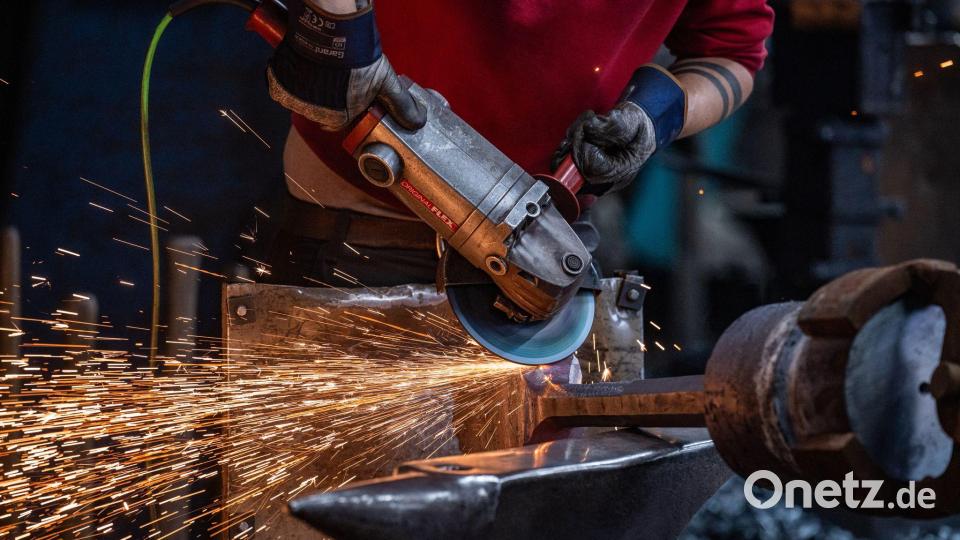 Männer arbeiten in Technik und Fertigung, Frauen in Gesundheits- und Sozialberufen: Der Arbeitsmarkt in Bayern zeigt deutliche Unterschiede nach Geschlechtern. (Symbolbild) Bild: Armin Weigel/dpa