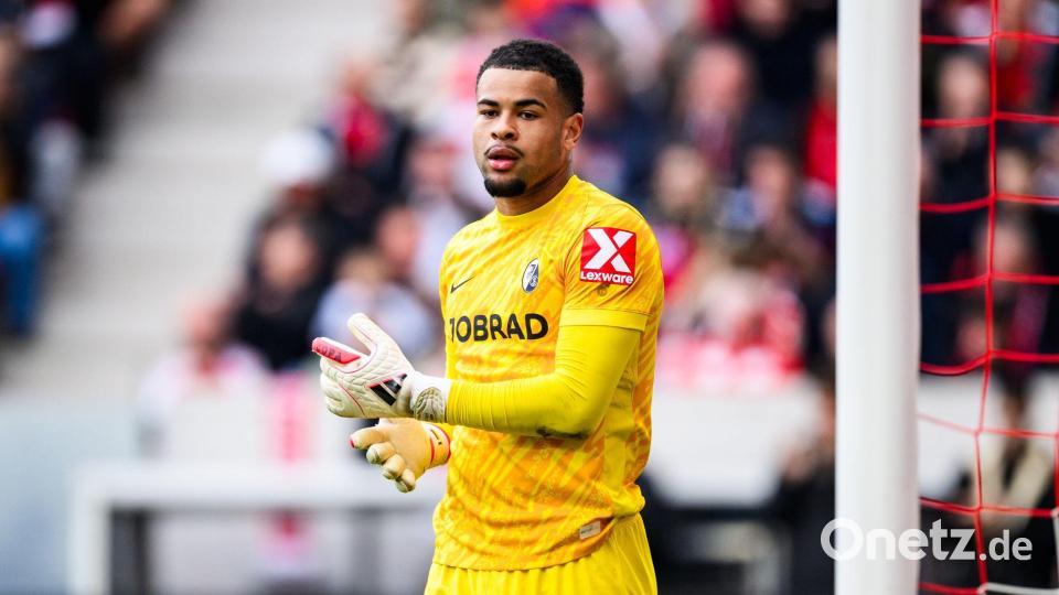 Verlässt er Freiburg im Sommer? Stammkeeper Noah Atubolu. (Archivbild) Bild: Tom Weller/dpa