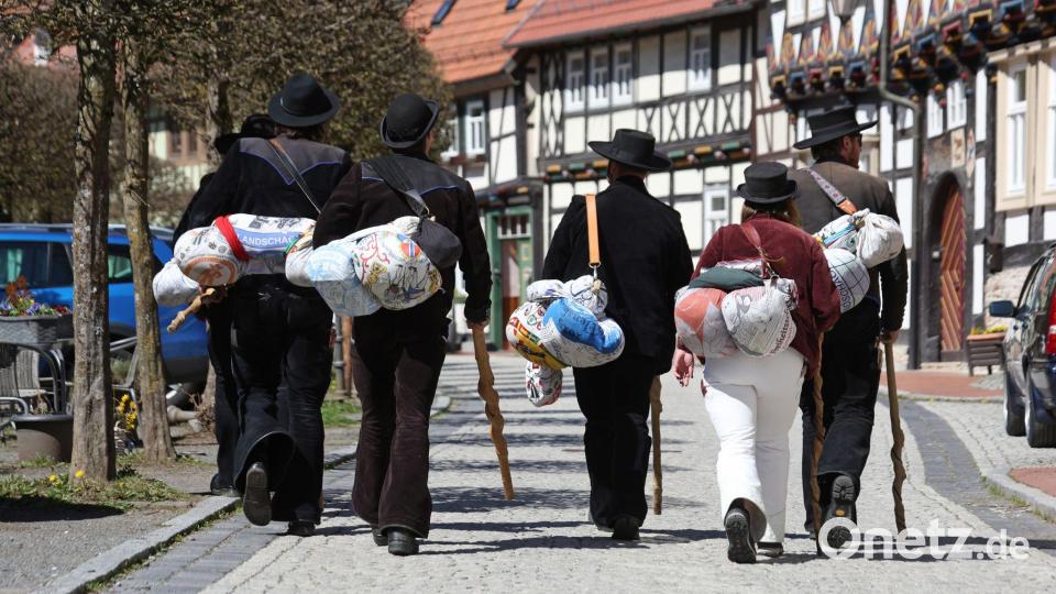 Wandergesellen sind im Harz unterwegs. Bild: Matthias Bein/dpa