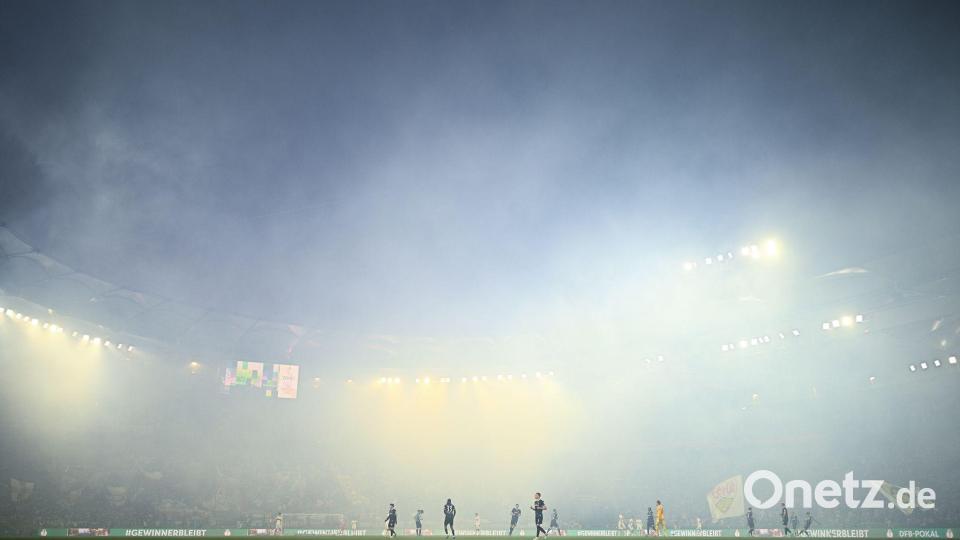 Pyrotechnik verzögerte den Anpfiff um wenige Minuten. Bild: Tom Weller/dpa