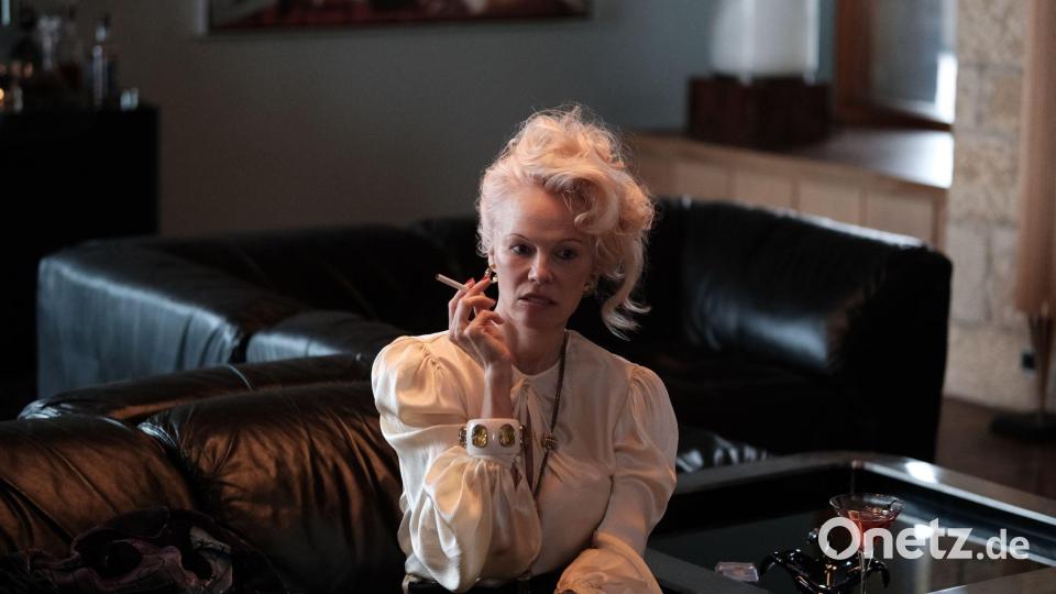 Die Mutter, gespielt von Pamela Anderson, stirbt unter mysteriösen Umständen. Bild: Felix Dickinson/MUBI/dpa