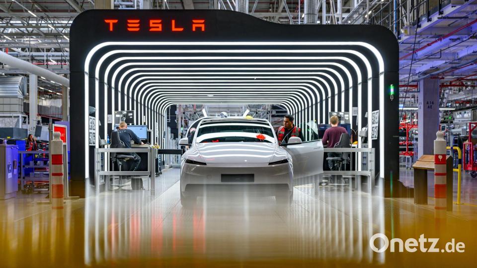 In der Tesla-Autofabrik Berlin-Brandenburg werden Fahrzeuge vom Typ Model Y bei der Endkontrolle geprüft. Tesla will die Anzahl der Mitarbeiter im Werk erhöhen. Bild: Patrick Pleul/dpa