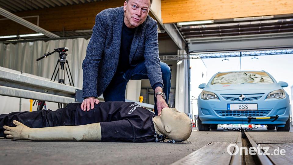 Nach dem Crashtest ist Unfallforscher Siegfried Brockmann sicher: Diesen Frontalzusammenstoß mit einem Auto hätte ein Fußgänger nicht überlebt. Bild: Lars Berg/dpa