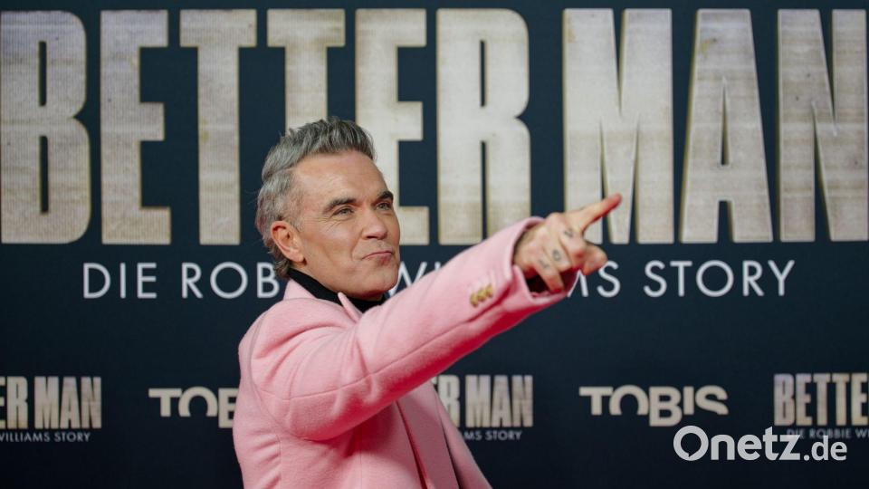 Robbie Williams zeigte sich stolz auf den Film „Better Man - Die Robbie Williams Story“ - hier bei einer Premiere in Köln im Dezember 2024. (Archivbild) Bild: Henning Kaiser/dpa