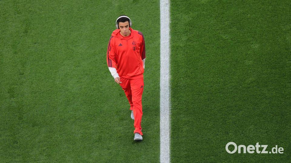 Vor dem Spiel alleine mit Kopfhörern, nach dem Spiel als DJ aktiv: Jamal Musiala. Bild: Rolf Vennenbernd/dpa