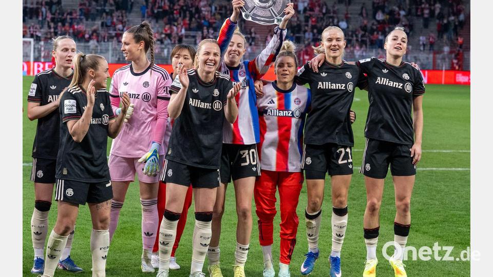 So sehen Siegerinnen aus - die Meisterschale ist aber nur aus Pappe. Bild: Soeren Stache/dpa