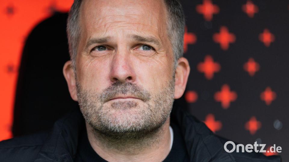 Nicht zu früh feiern: Manuel Baum will mit dem FC Augsburg den Klassenerhalt gegen Frankfurt perfekt machen. (Archivbild) Bild: Rolf Vennenbernd/dpa
