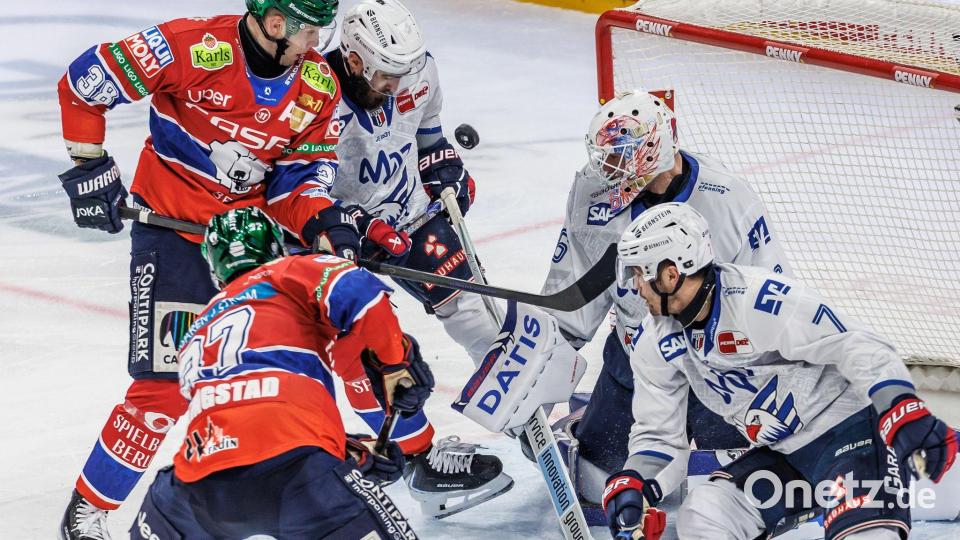 In den Eisbären Berlin und den Adler Mannheim stehen sich die erfolgreichsten beiden Clubs seit DEL-Gründung im Finale gegenüber. (Archivbild). Bild: Andreas Gora/dpa