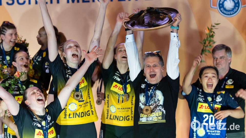 Seit 2020 in Suhl: Trainer Laszlo Hollosy (M). Bild: Michael Reichel/dpa