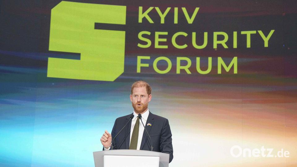 Der britische Prinz Harry reist nicht im Auftrag des Königshauses, sondern auf eigene Faust. Bild: Evgeniy Maloletka/AP/dpa