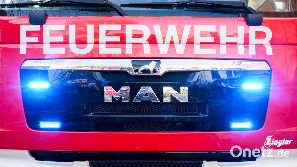 Peinliche Panne bei der Feuerwehr in Netphen: Dort wurde ein neues Gerätehaus so niedrig gebaut, dass die Wagen nicht hineinpassen. (Symbolbild) Bild: Julian Stratenschulte/dpa