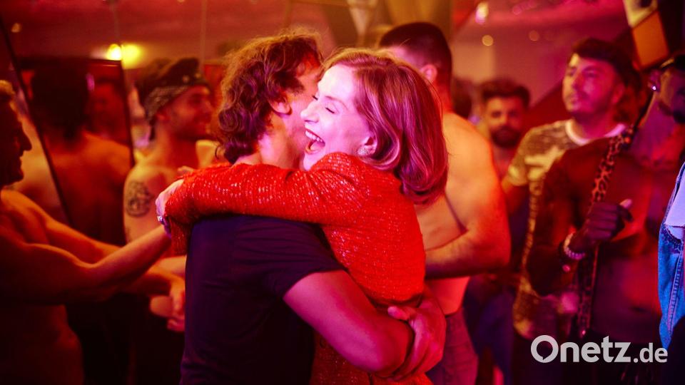 Im Zentrum steht ein glänzend aufgelegtes Duo: Isabelle Huppert als Marianne Farrère und Laurent Lafitte als Pierre-Alain Fantin. Bild: Manuel Moutier/Neue Visionen Filmverleih/dpa