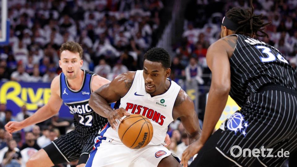 Die Orlando Magic um Franz Wagner (l) mussten den Ausgleich in der Playoff-Serie gegen Detroit hinnehmen. Bild: Duane Burleson/AP/dpa