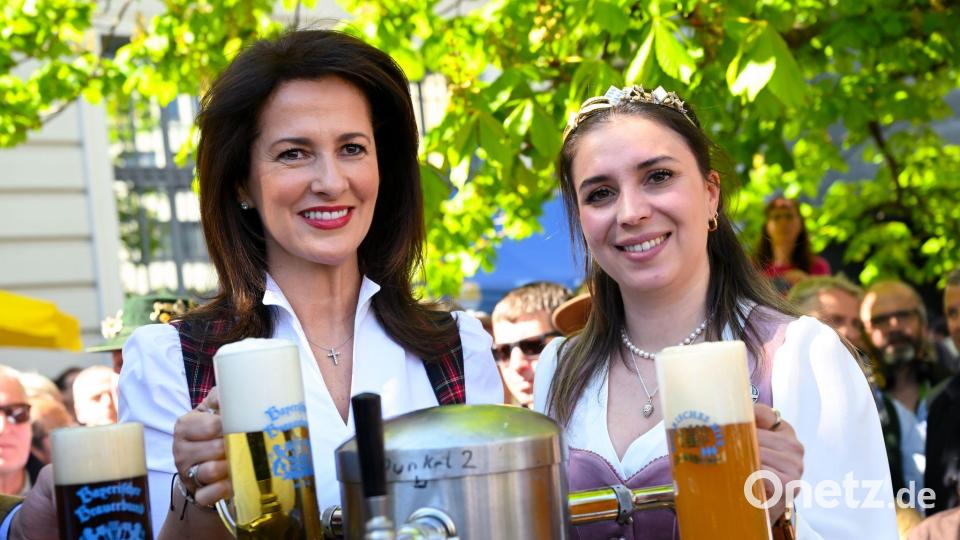 Wenn es um Bier geht, ist in Bayern die Welt in Ordnung. Dieses Bild wurde zumindest auch beim Tag des Bieres in München von Landwirtschaftsministerin Michaela Kaniber (CSU, links) und Bayerns Bierkönigin Anna Winkler vermittelt. Bild: Sven Hoppe/dpa