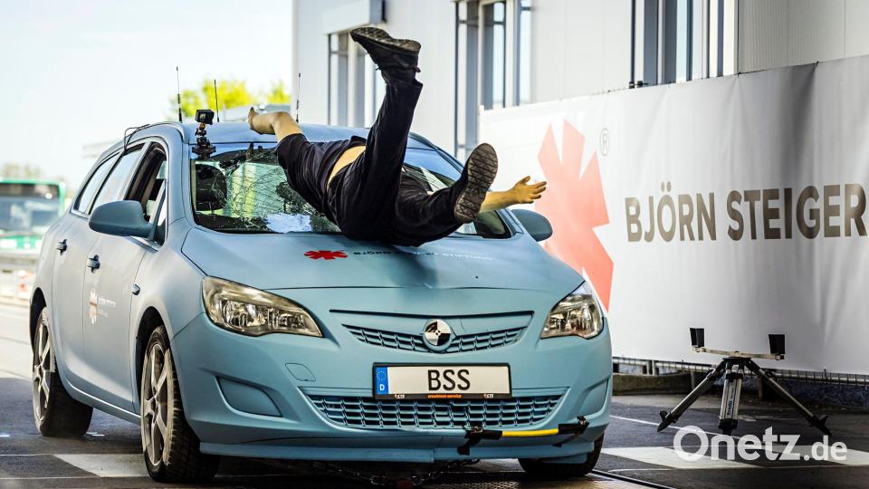 Autsch!! Bei einem Crashtest wird ein Frontalunfall mit einem Dummy und einem Pkw in Münster simuliert. Bild: Lars Berg/dpa