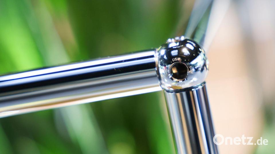 Die USM-Designmöbel zeichnen sich durch verchromten Stahlrohre, Verbindungskugeln und bunte Metall-Fronten aus. Bild: Christian Charisius/dpa