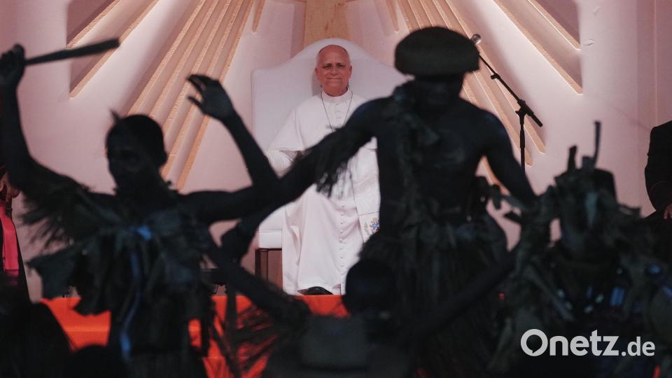 Gläubige in traditionellen Kostümen treten für Papst Leo XIV. während seines Treffens mit jungen Menschen und Familien im Stadion von Bata in Äquatorialguinea auf. Bild: Andrew Medichini/AP/dpa