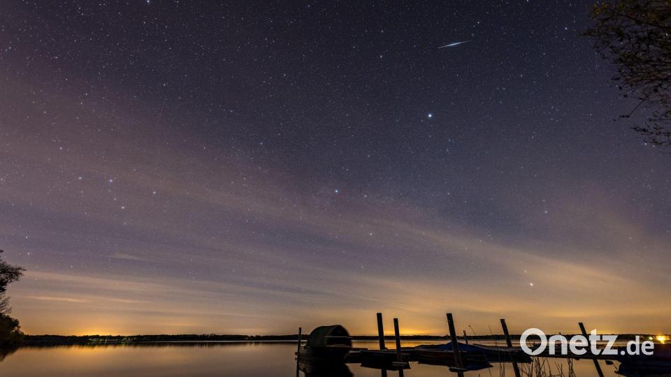 Eine Sternschnuppe der Lyriden ist am Nachthimmel über dem Spremberger Stausee in Brandenburg zu sehen. Bild: Frank Hammerschmidt/dpa