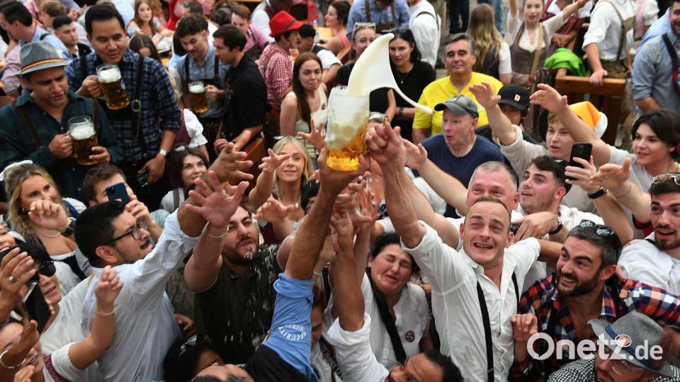 Ein Oktoberfest ohne Bier - für die meisten Menschen undenkbar. (Illustration) Bild: Felix Hörhager/dpa