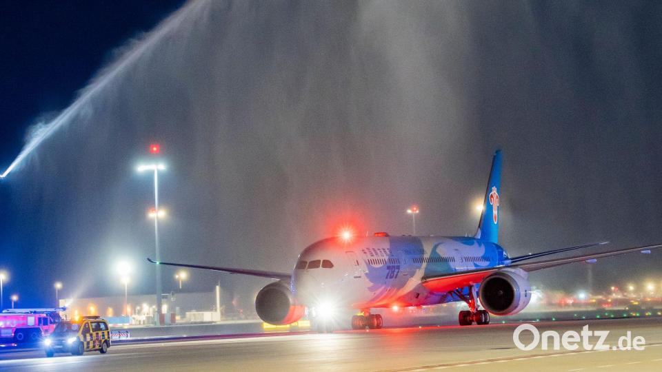 Eine Passagiermaschine von China Southern Airlines, die als erste das neue Terminal 3 angeflogen hat, wird mit Wasserfontänen am Flughafen Frankfurt begrüßt. Bild: Andreas Arnold/dpa