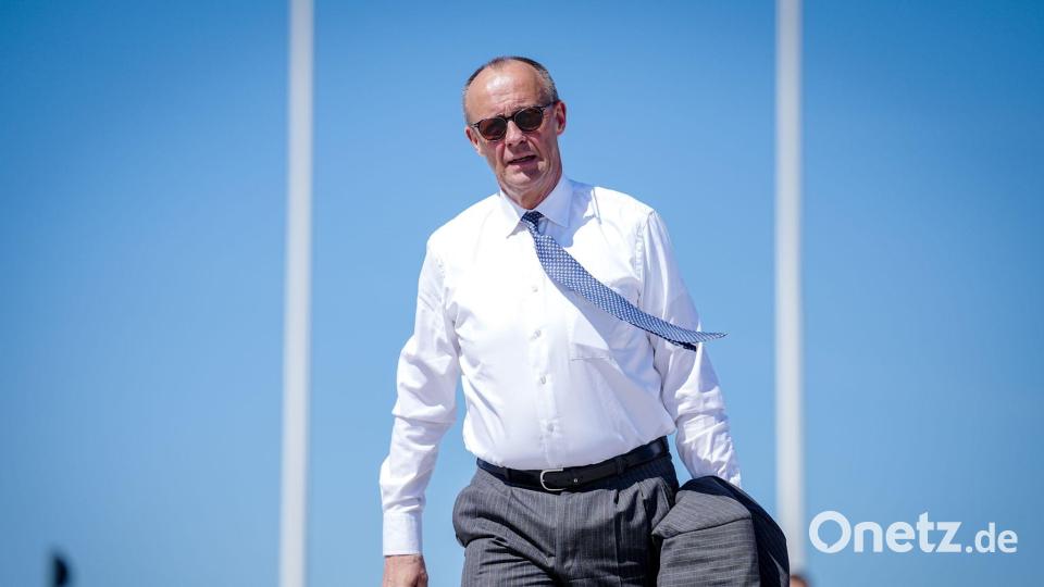 Mit wehendem Schlips und Sonnenbrille: Bundeskanzler Merz geht auf dem militärischen Teil des Flughafens BER zum Airbus A321 der Luftwaffe, um nach Zypern zu fliegen. Bild: Kay Nietfeld/dpa