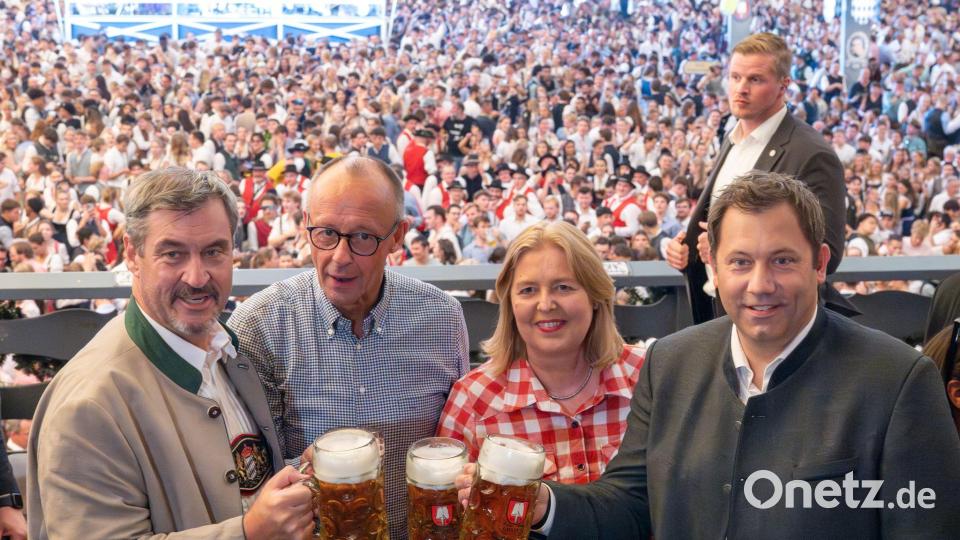 Während Politiker Fotos mit Zigaretten meiden, ist ein gepflegtes Bier parteiübergreifend akzeptiert. Doch die Droge Alkohol ist auch gerade in Bayern für viele Menschen noch immer ein großes Gesundheitsrisiko und manchmal auch tödlich. (Archivbild) Bild: Peter Kneffel/dpa