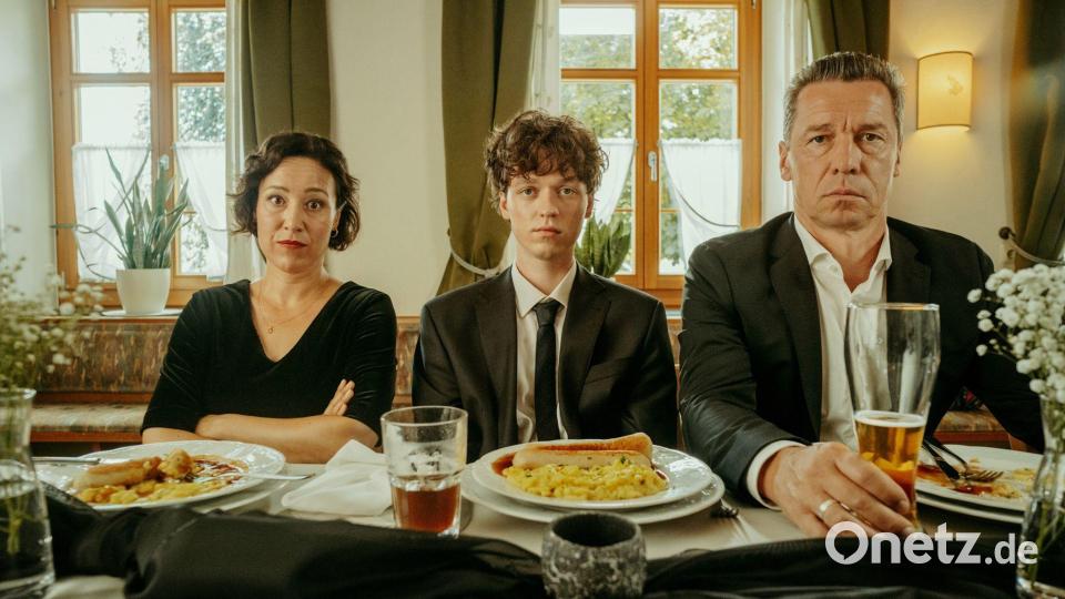 Sabine (Bärbel Stolz, l), Rainer (Bernd Gnann, r) und Carlo (Jeremias Meyer, M) bei einem Beerdigungsessen in der Folge "Tschappel - Am Tag, als Carlo Brenner starb". Carlo (Jeremias Meyer) gefällt es gar nicht, dass er bei einen Eltern sitzen muss. Bild: Marko Massinger/ZDF/dpa