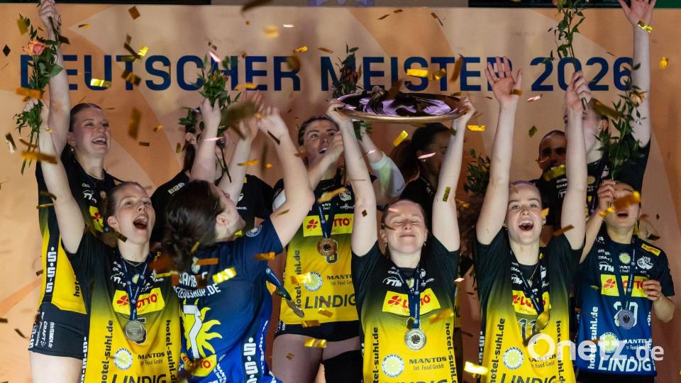 Im Konfettiregen stemmten die Suhlerinnen die Meisterschale in die Luft. Bild: Michael Reichel/dpa