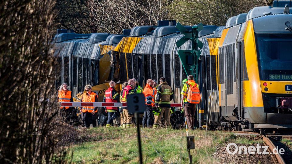 Nach einem Zugunfall mit mehreren Verletzten in Dänemark sind Rettungskräfte an der Unfallstelle im Einsatz. Bild: Steven Knap/Ritzau Scanpix Foto via AP/dpa