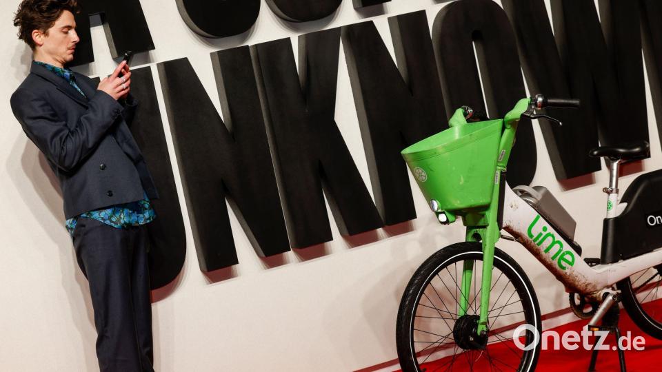 Timothée Chalamet bei einer „Like A Complete Unknown“-Premiere 2025 in London mit Leihfahrrad auf dem roten Teppich. (Archivbild) Bild: Cat Morley/SOPA Images via ZUMA Press Wire/dpa