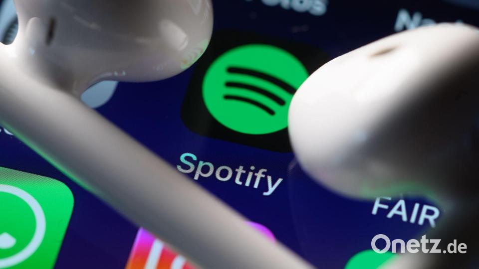 Der Streaminganbieter Spotify hat einen Überblick veröffentlicht. (Illustration) Bild: Robert Michael/dpa