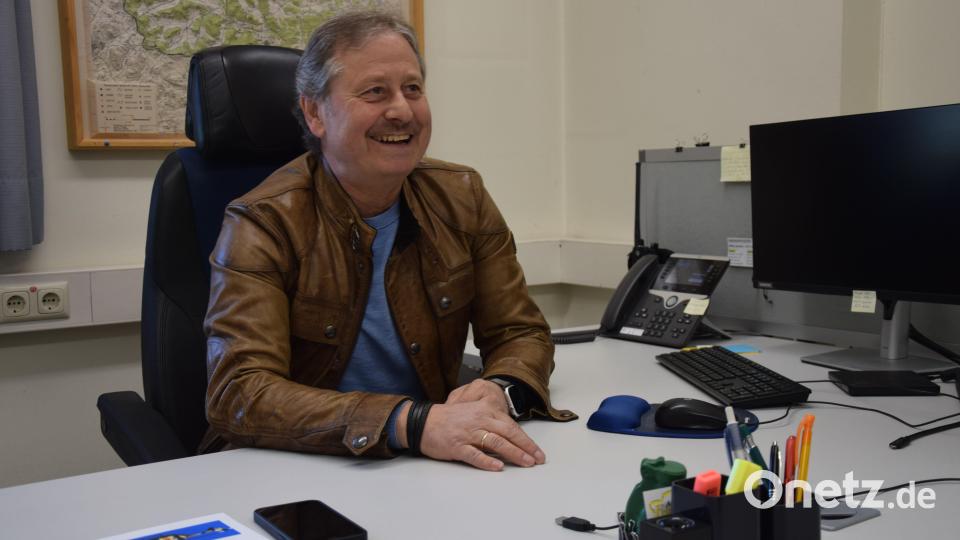 Dieter Meier aus Schmidmühlen hat nach 42 Jahren im Dienst der US-Armee, davon 22 Jahre als Flugbetriebsleiter von Hohenfels-Airport, seinen Schreibtisch geräumt. Er geht in Ruhestand. Bild: bö