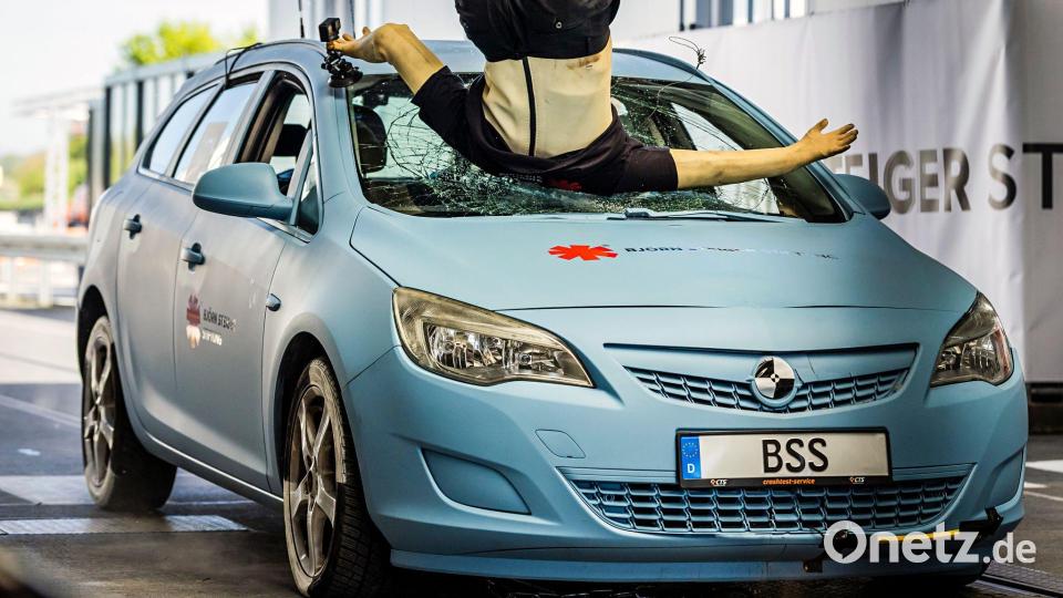 Beim Aufprall versplittert die Windschutzscheibe des heranfahrenden Autos. Bild: Lars Berg/dpa